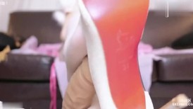 白嫩美足小姐姐【铃木美咲】 日轮之花·胡桃，玲珑粉嫩小脚配白丝，小哥哥被我这种足交你能撑多久呀