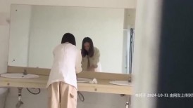 办公楼闯拍白衣少女嘘嘘完在洗手 微毛粉穴已被收入囊中
