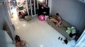 《居家摄像头破解》纹身哥和漂亮小媳妇沙发上各种姿势啪啪 (2)