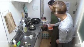 FC2 4566238 【个人拍摄】乳头僵硬的精致美乳人妻，数十年来意外与学生重逢 * 性本能爆发，甜蜜性爱（素人）