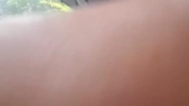 有点变态的大叔车上找了一个美女 抠她的B看着她的B打飞机就是不操