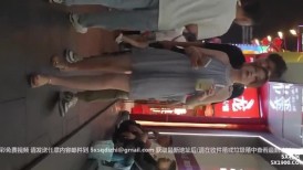 尾随偷拍❤️穿着露肩超短连衣裙的美女约会逛街里面穿着透明白内正面是透明蕾丝搭配胸贴和大片性感黑森林