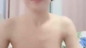床上的大奶尤物宝贝的诱惑，跟狼友互动撩骚听指挥，揉着奶子摸着逼，很是诱惑叫的好骚，精彩刺激不要错过
