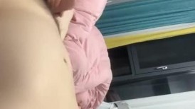 来大姨妈的小少妇用嘴也要卖力伺候好大哥，深喉口交舔弄，让大哥玩弄骚奶子，跳弹按摩，洗澡诱惑淫声荡语