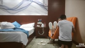 我勒个擦 这个小姐姐真是太骚了 皮肤白皙身材丰满前凸后翘 吞吸鸡巴好用力 啪啪猛烈抽插进出水滋滋爽呆了 (2)