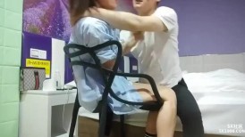 良家轻熟女 他打视频就是想看我在哪里 你软了 我一紧张就没感觉了 强行脱裤子刚想操老公视频吓的穿内裤强推无套