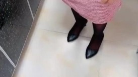 【剧情演绎】攻略嫂子 厨房偷袭小嫂子，半推半就下大屌插入嫂子肥穴，从厨房干到床上！