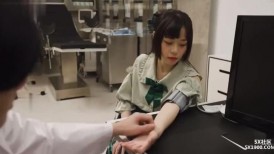 【性爱诊所】变态医生用肉棒插入确诊少女小嫩穴，诱骗纯情呆萌病患