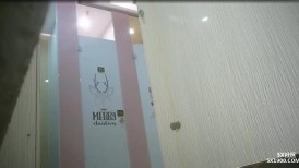 十月最新流出 大神潜入商场隔板女厕左右开弓手持偷拍美女尿尿拉粑粑让人身临其境各种娇嫩骚逼和蜜桃臀