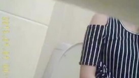 单位女厕全景偷拍 几位美女同事的肥美大鲍鱼