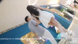 可爱的学生妹 穿着碎花短裙裙子下面是浅蓝色的无痕内裤，超薄的内裤勾勒出两片完美的鲍鱼形状