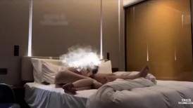 强推哥约炮小孩刚满一岁就出轨偷情少妇真实偷拍 第一次就被内射 各种姿势轮番输出，被操到精疲力尽，瘫倒求饶