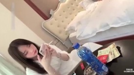 火辣身材D杯美乳妹妹，到酒店床上淫荡的很，被操的时候还吐舌头望着诱惑我