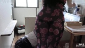 FC2 4572884 【老公不在的时候在家做爱的个人视频/直播】<整洁漂亮的美丽妻子>她的丈夫出差，在厨房里为所欲为！