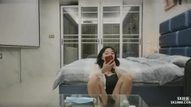 我擦 这样的小姐姐真是勾人啊 皮肤雪白丰满肉嘟嘟 抱住触感销魂挺舒服，欲望立马沸腾鸡巴硬骑上去驰骋狠狠搞