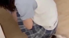 萝莉Jk美眉 不行不可以 别动习惯了就不疼了 啊不舒服不要弄了 身材苗条在家被小哥无套输出 骚叫不停