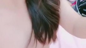 超骚的小少妇各种给小哥舔弄大鸡巴，淫水湿透骚穴让大哥无套爆草蹂躏，浪叫不止各种体位抽插