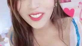 美美的制服诱惑，全程露脸玩的真嗨，淫声荡语骚穴特写，逼里塞鸡蛋全吞进去了，真骚啊，精彩刺激不要错过