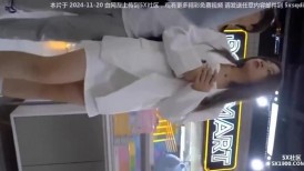 YC商场抄底腿细臀肥一脸骚气西装裙美妞 紫内夹腚沟左侧还漏毛