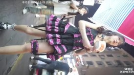大神KFC美食街尾随偷拍 双马尾偶像服小姐姐和两个同学逛街买小吃被抄底纯白色窄内裤