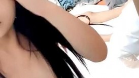颜值很高的妹子乖巧听话让小哥玩弄，全程露脸口交大鸡巴，让小哥舔逼很是酸爽，套子都不带压在身下爆草抽插