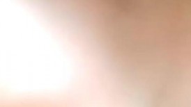 颜值很高的妹子乖巧听话让小哥玩弄，全程露脸口交大鸡巴，让小哥舔逼很是酸爽，套子都不带压在身下爆草抽插
