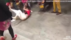 2024年，坐标厦门，【街头打小三】，被原配从服装店里拽出来，街头扒光暴打，不得不说还是有几分姿色