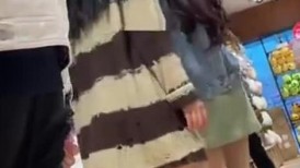 两个大学生小姐姐逛商店被一箭双雕 高颜值漂亮美女 沟沟一览无余 4K高清画质