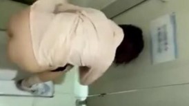 超近距离贴B拍 穿着防晒衣的大四学姐尿尿小逼紧缩 但稍微有点黑