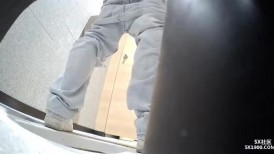 酒吧女厕全景偷拍喝多了的大奶少妇 一个不小心掉粪坑里去了哈哈哈