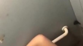 电影院女厕偷拍发现一个隔间不对劲悄悄摸过去❤️卧槽！一个小伙趴在马桶上吃女友的鲍鱼