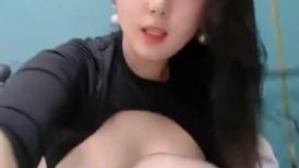 丰满吊钟奶子巨乳姐妹花，露脸双双道具自慰插穴，丰满阴户诱人的很