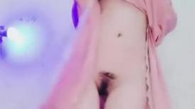 性感红唇浓妆小姐姐！睡衣单腿丝袜！自摸骚穴极度诱惑，厕所尿尿喷射，搔首弄姿很是风骚