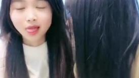 漂亮姐妹花一起秀！奶子一大一小！从下往上视角掰穴，一起翘起屁股，轮着看逼，摆弄各种姿势