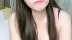 甜美小姐姐小鱼干！难得炮友操逼收费秀！肉感身材拨开内裤扣穴，舔骚逼按摩器震动，正入爆操爽翻