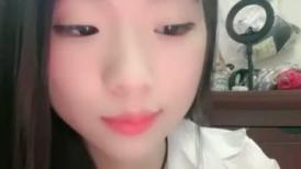 职业装小美女一个嗨的不行，手指抠逼，特写小蝴蝶粉红色诱惑十足双道具自慰插穴刺激
