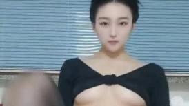 黑丝露脸极品学妹跟小哥啪啪性爱直播，好骚的情趣内裤撅着屁股给狼友看，让小哥按在椅子上爆草深喉草嘴真得