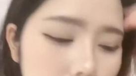 甜甜的骚妹子黑丝诱惑露脸大秀直播，嘴里叼着假鸡巴道具蹂躏骚穴，淫声荡语叫爸爸快来草她的小骚逼高潮不断