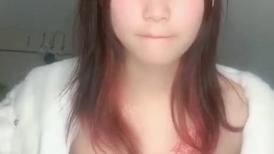 嫩嫩新人小妹妹！居家小男友操逼！按着脑袋深喉插嘴，多毛小骚穴抽插，闭着眼睛很享受