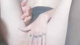 条件有点小艰苦，出租房中直播做爱，不过小女友绝美少毛一线天被无套玩弄