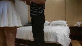 【教父探花】，惊鸿一现约外围，从床上干到窗边，小骚货肆意放纵的呐喊响彻房间，撸管佳作