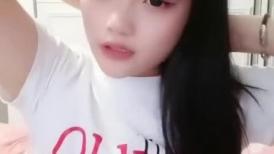 乖巧嫩妹居家男友操逼！大屌吸吮很享受！埋头舔骚逼，转战卫生间马桶上操，爆操微毛小嫩穴