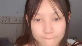 刚下海不久小妹妹！激情操逼收费房！贫乳奶子紧致骚穴，炮友中指猛捅，怼着骚逼一顿猛操
