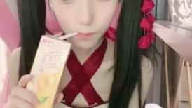 人气绿播美少女初下海！双马尾清纯外表！70多斤娇小身材，JK装白丝袜，玻璃棒假屌轮番抽插