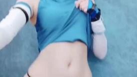 眼镜蓝色假发大奶妹子假屌插逼 拨开内裤无毛嫩逼道具插入