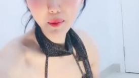 一号情人成熟风骚有韵味，轻熟女骚姐姐的诱惑，黑丝吊带裙全程露脸发骚，揉奶玩逼性感诱惑，精彩不要错过