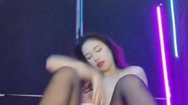 台湾小飘飘 大姨妈来了依然敬业在岗，舞秀完洗澡被男友抠菊花舔骚穴，欲罢不能