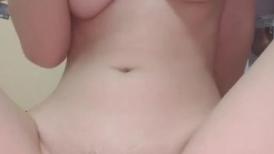 才艺美少女！完美身材！细腰美乳顶级，难得微毛一线天嫩穴，特写振动棒抽插，水嫩多汁屁股更是诱人