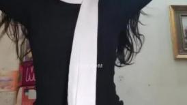 极品尤物！舌钉女神初下海！跳脱衣舞很专业，顶级美腿包臀裙，扭起来针不错，翘起美臀多毛骚穴