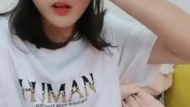 清纯小婊妹露脸一个人陪狼友骚，丝袜诱惑清纯可爱跳蛋玩弄骚穴呻吟，看她表情就很刺激，不知道是爽还是疼